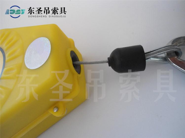 在進(jìn)行高空作業(yè)時佩戴的工具要放在哪里